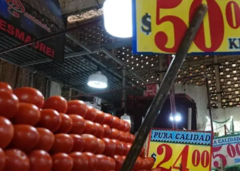 Inflación libra ‘cuesta de enero’ y llega al rango objetivo tras colocarse en 3.69%