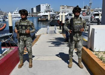 Marina asegura más de mil litros de combustible en mar de Puerto Vallarta