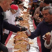 Clara Brugada parte la Rosca de Reyes en el Zócalo y regala libros a niños