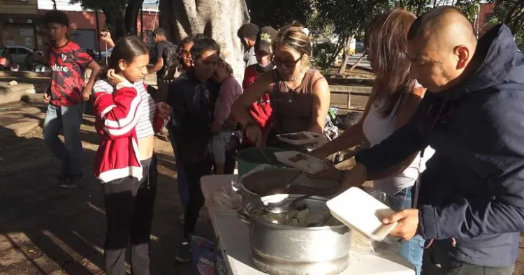 Pueblos indígenas tienden la mano a migrantes varados en Oaxaca