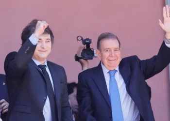 Milei y González Urrutia reciben apoyo de venezolanos desde el balcón de Casa Rosada