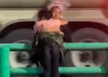 Policía evita que mujer salte de paso desnivel en la colonia Obrera