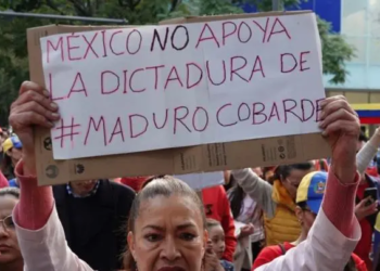 Venezolanos protestan en su embajada en México previo a investidura de Maduro