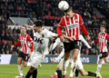 Doblete de Til lidera remontada del PSV ante NAC Breda y consolida el liderato