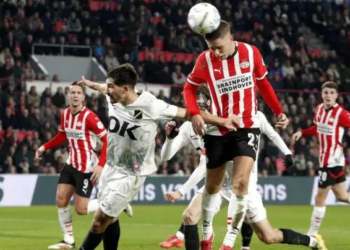 Doblete de Til lidera remontada del PSV ante NAC Breda y consolida el liderato