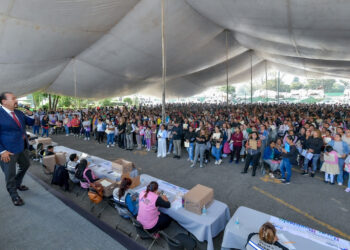 La entrega de Becas en Atizapán de Zaragoza ayuda a más de 38 mil niños y jóvenes