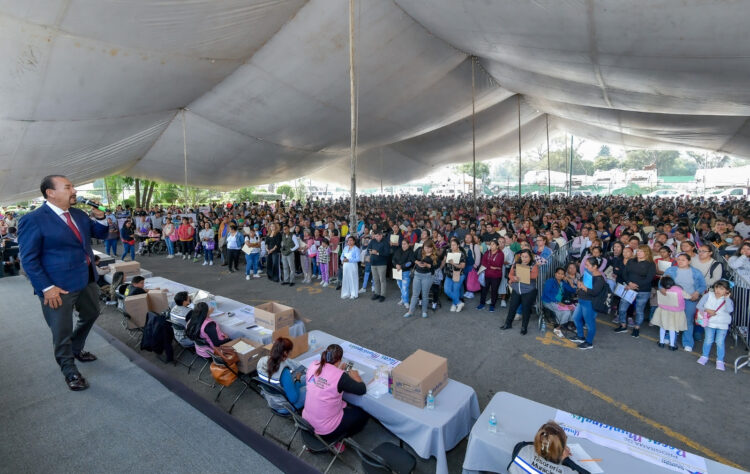 La entrega de Becas en Atizapán de Zaragoza ayuda a más de 38 mil niños y jóvenes