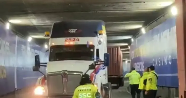 Tráiler queda atorado en bajo puente de Chapultepec