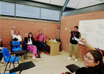 EL GOBIERNO DE YOSELIN MENDOZA REALIZA INNOVADOR TALLER DE ESCUELA PARA PADRES