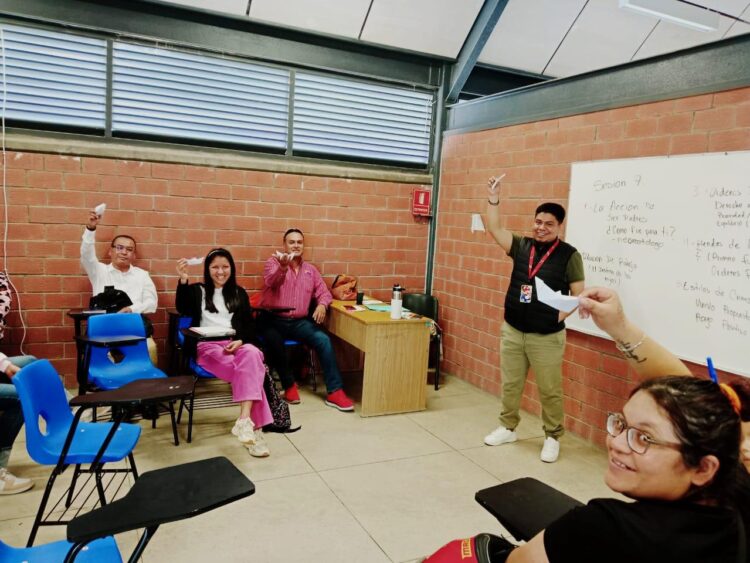 EL GOBIERNO DE YOSELIN MENDOZA REALIZA INNOVADOR TALLER DE ESCUELA PARA PADRES