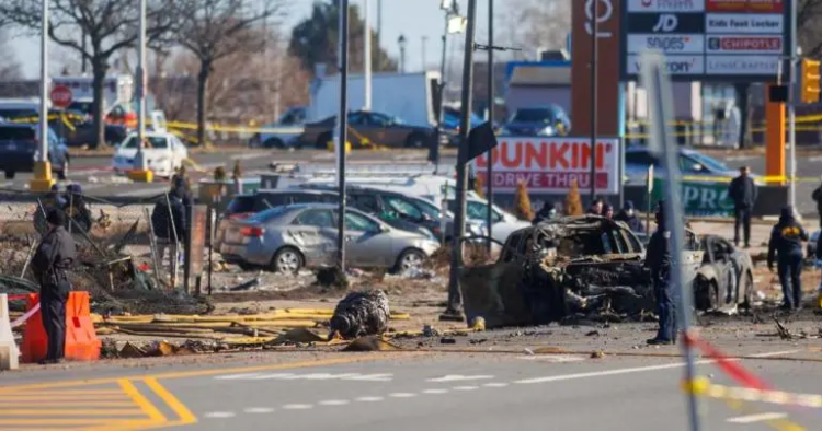Accidente aéreo en Filadelfia suma un fallecido en tierra y 19 heridos