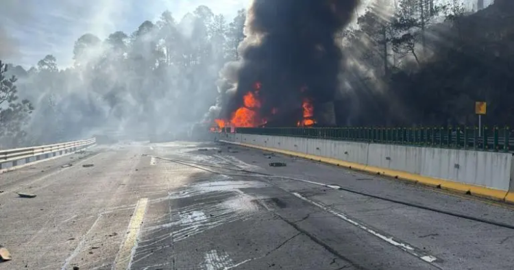 Accidente en la México-Puebla deja autos en llamas y cierran circulación