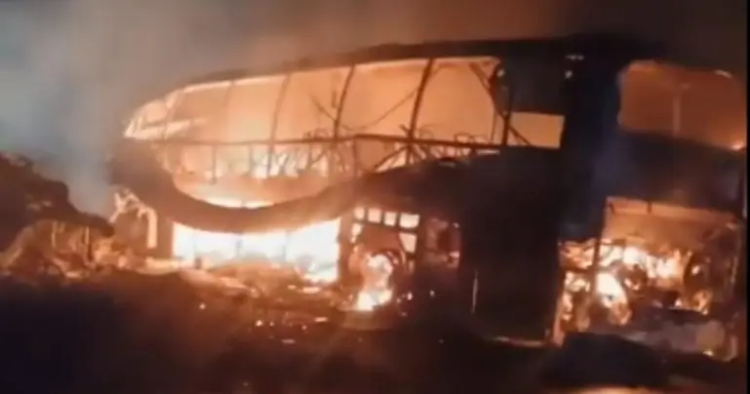 Choque entre autobús y tráiler en carretera Escárcega-Villahermosa deja 35 muertos