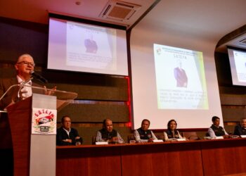 SUTEYMISTAS RECIBEN BECAS ESCOLARES