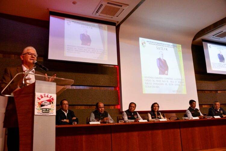 SUTEYMISTAS RECIBEN BECAS ESCOLARES