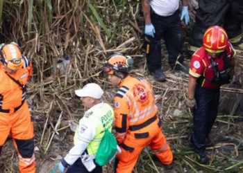 Tragedia en Guatemala… Suman 51 muertos tras caer autobús a río de aguas negras