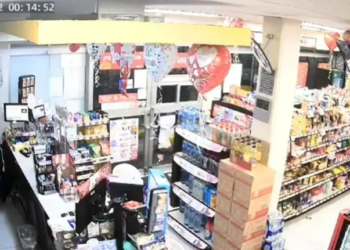 Policía abate a ladrón que rompió cristal para asaltar Oxxo