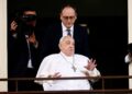 Papa Francisco abandona el hospital y reaparece en público; “Gracias a todos”