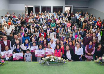 ENTREGA RACIEL PÉREZ CRUZ APOYOS ECONÓMICOS DEL PROGRAMA HERMILA GALINDO