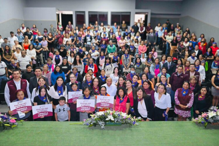 ENTREGA RACIEL PÉREZ CRUZ APOYOS ECONÓMICOS DEL PROGRAMA HERMILA GALINDO