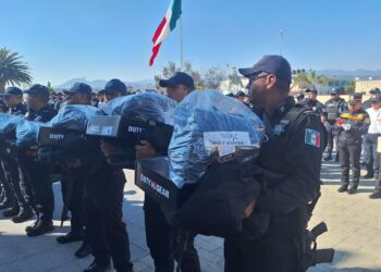 DIGNIFICA LA ALCALDESA YOSELIN MENDOZA LABOR DE POLICÍAS AL ENTREGARLES UNIFORMES, EQUIPAMIENTO Y RECONOCIMIENTOS