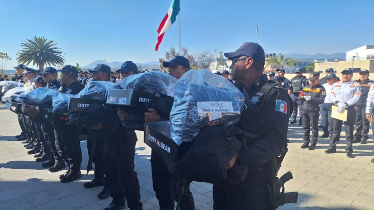 DIGNIFICA LA ALCALDESA YOSELIN MENDOZA LABOR DE POLICÍAS AL ENTREGARLES UNIFORMES, EQUIPAMIENTO Y RECONOCIMIENTOS