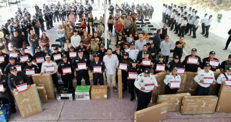 ENTREGA ISAAC MONTOYA ESTÍMULOS Y RECONOCIMIENTOS A 39 POLICÍAS MUNICIPALES POR ACTOS HEROICOS EN APOYO A LA CIUDADANÍA