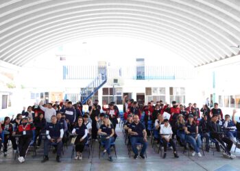 Entrega Huixquilucan pupitres a escuelas de  las Canteras