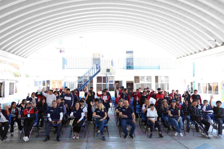 Entrega Huixquilucan pupitres a escuelas de las Canteras