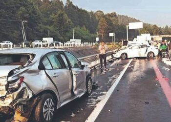 Carambola en la México-Toluca deja 9 vehículos involucrados y más de 10 heridos