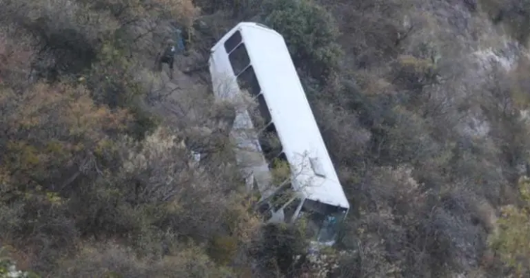 Autobús con 30 trabajadores cae a barranco en Tlaxcala; hay varios heridos