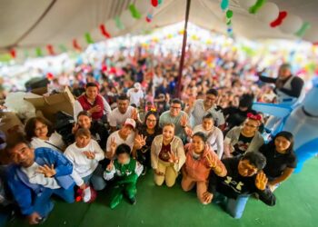 YOSELIN MENDOZA DISFRUTA CON LA  NIÑEZ NICOLASROMERENSE EN SU DÍA