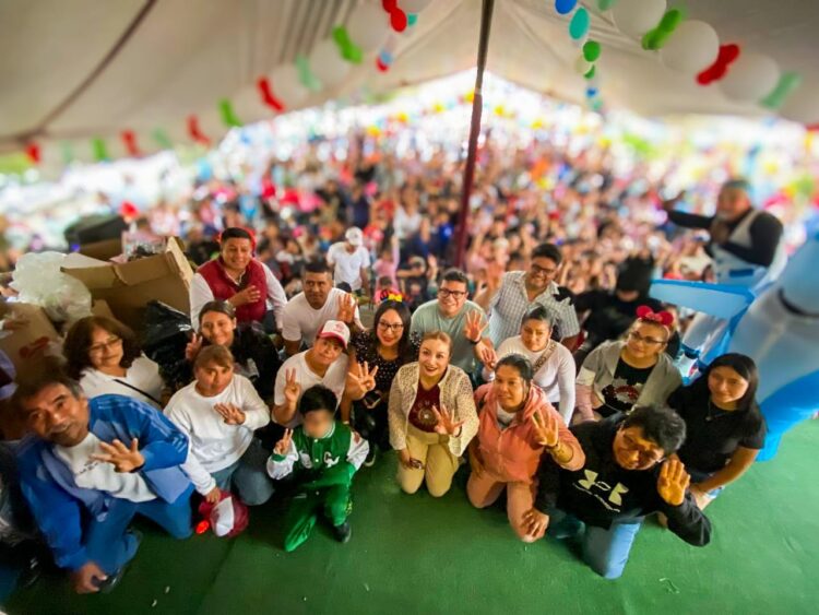 YOSELIN MENDOZA DISFRUTA CON LA NIÑEZ NICOLASROMERENSE EN SU DÍA