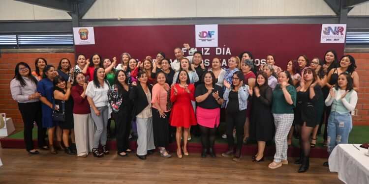 En Nicolás Romero reconocen trabajo del magisterio en su día