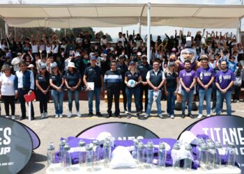 Entregan en Huixquilucan equipo deportivo a estudiantes