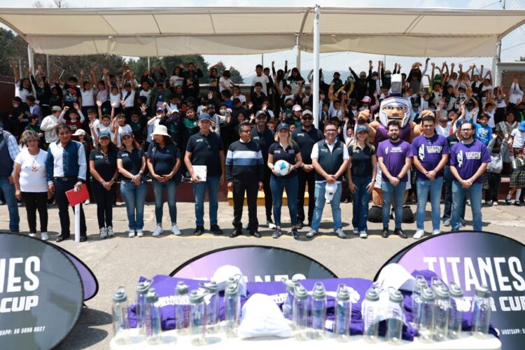 Entregan en Huixquilucan equipo deportivo a estudiantes