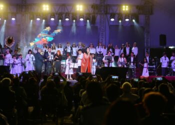 Regina Orozco reúne a más de dos mil 500 personas en Ecatepec para festejar a las madres