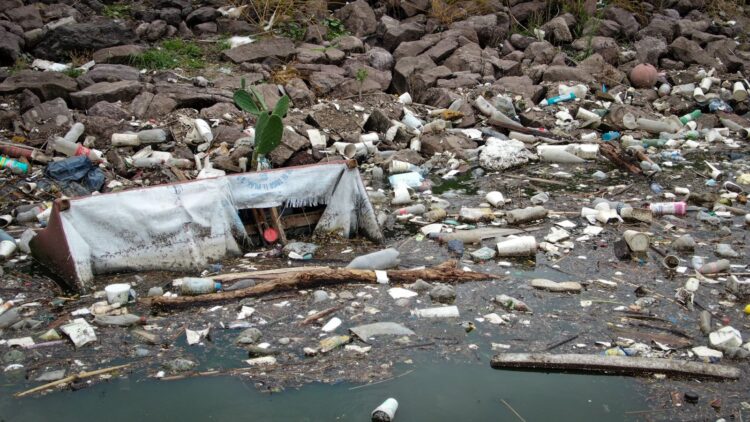 La basura en calles está causando graves problemas al taponar drenajes