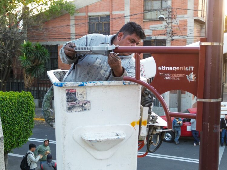 Alumbran calles de Tlalnepantla