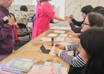 Vota Azucena Cisneros para elegir a integrantes del Poder Judicial