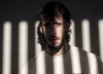 JAVI ROBLES CANTA DESDE EL ALMA Y CONQUISTA MÉXICO CON SU DISCO “PLAZA CORAZÓN”, DIVIDIDO ENTRE LA LUZ Y LA SOMBRA