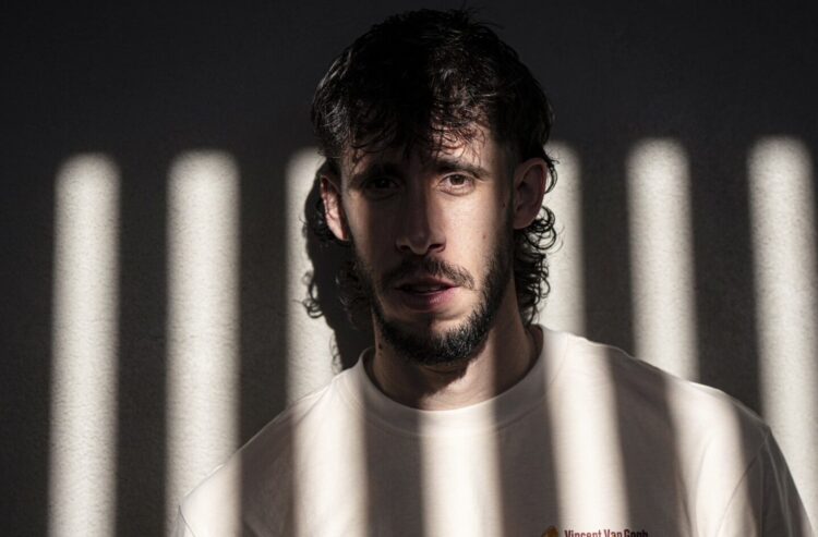 JAVI ROBLES CANTA DESDE EL ALMA Y CONQUISTA MÉXICO CON SU DISCO “PLAZA CORAZÓN”, DIVIDIDO ENTRE LA LUZ Y LA SOMBRA