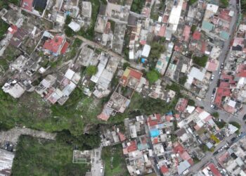 ATIENDE TLALNEPANTLA OPORTUNAMENTE DESLAVE DE MATERIAL ROCOSO EN COLONIA LA CANTERA