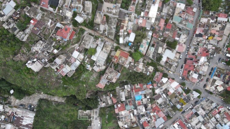 ATIENDE TLALNEPANTLA OPORTUNAMENTE DESLAVE DE MATERIAL ROCOSO EN COLONIA LA CANTERA