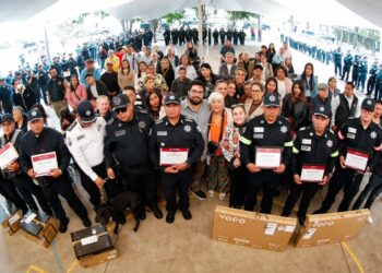 Elementos de la Guardia Municipal reciben reconocimientos de parte del alcalde de Naucalpan