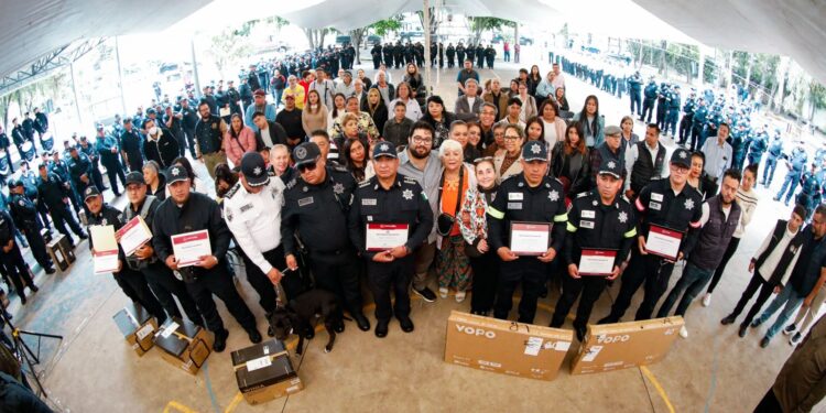 Elementos de la Guardia Municipal reciben reconocimientos de parte del alcalde de Naucalpan