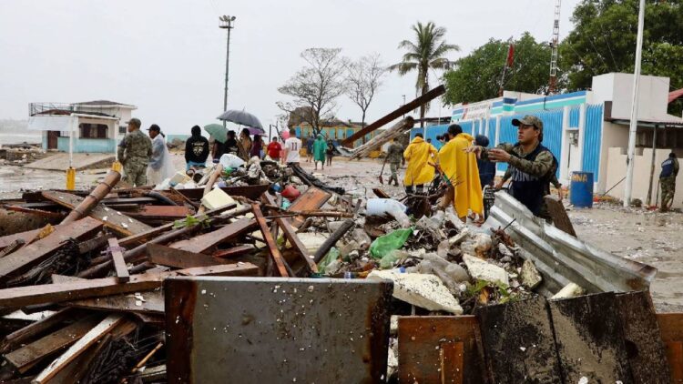 CFE reporta afectaciones por huracán Erick en Oaxaca; más de 120 mil usuarios sin luz