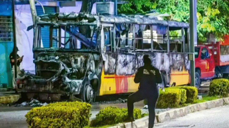 Hallan cinco cuerpos calcinados en autobús incendiado en Acapulco