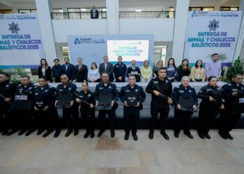GOBIERNO DE PEDRO RODRÍGUEZ SIGUE CRECIENDO EN SEGURIDAD PÚBLICA ATIZAPÁN REFUERZA A SU POLICÍA CON ENTREGA DE ARMAMENTO Y EQUIPO BALÍSTICO DE VANGUARDIA
