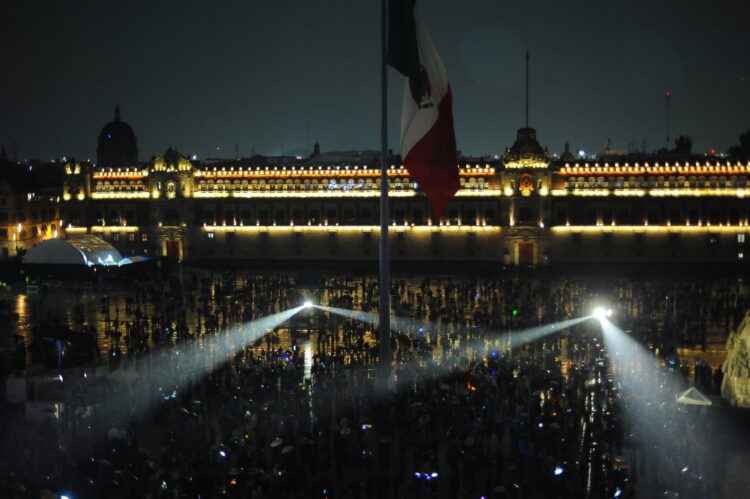 “Memoria Luminosa. México Tenochtitlan” transforma el Zócalo en un viaje audiovisual por 700 años de historia.